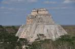 Visto de longe, o Templo do Adivinho, nas ruínas mayas de Uxmal, no Yucatán, sul do México